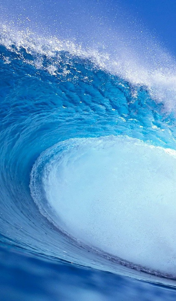 Брызги большой голубой волны