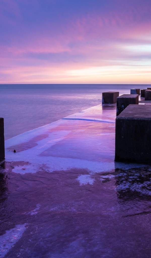 Каменные блоки на набережной