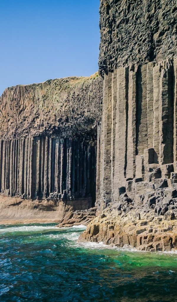 Каменная стена из скал на берегу моря