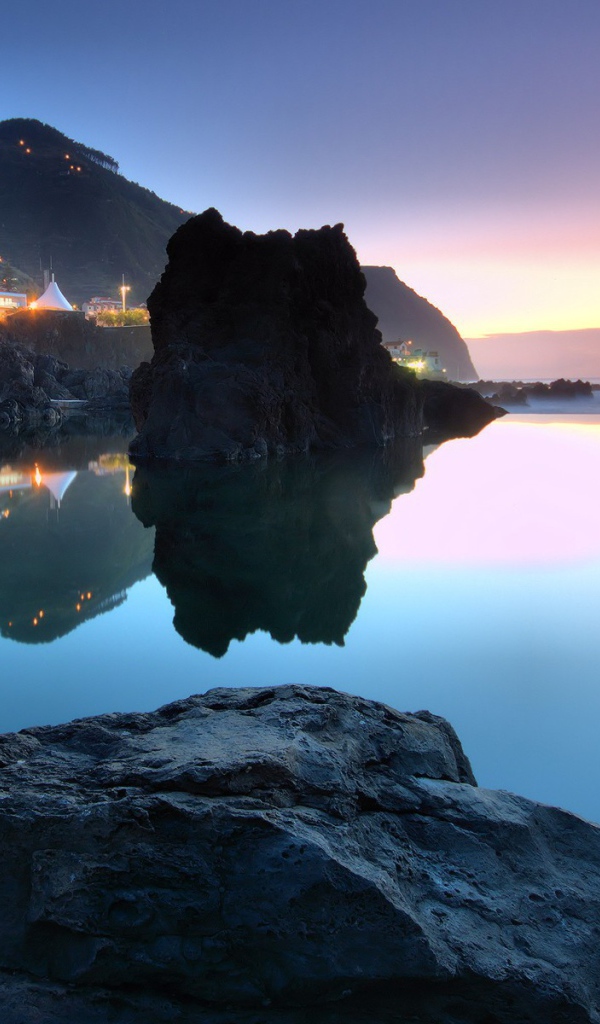 Камни и скалы у берега моря