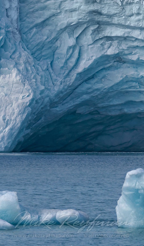 Поток вытекает из ледника в море