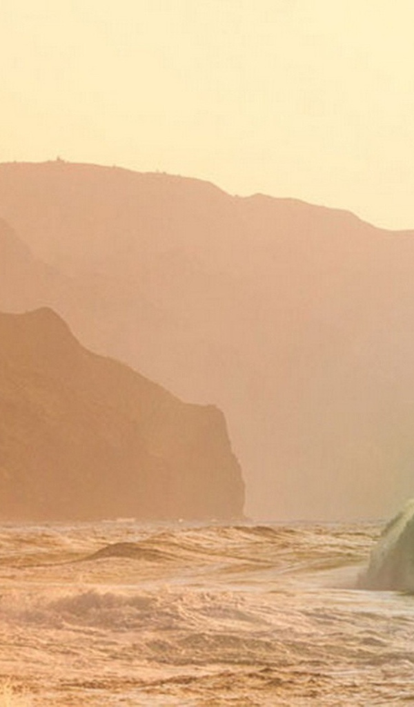 Волны прибоя у скал затерянного острова