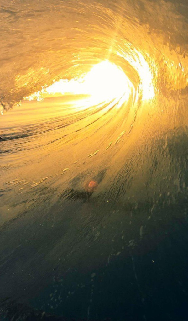 Серфер внутри хорошей волны