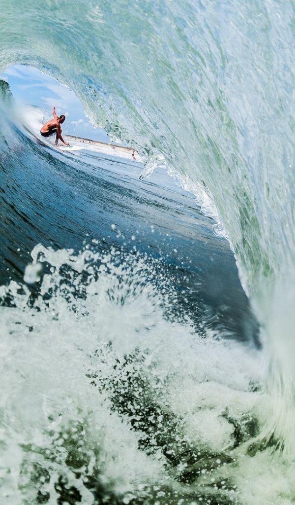 Серфер внутри пенистой волны
