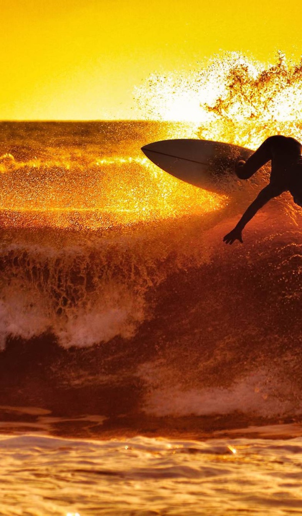 Серфер в брызгах волн