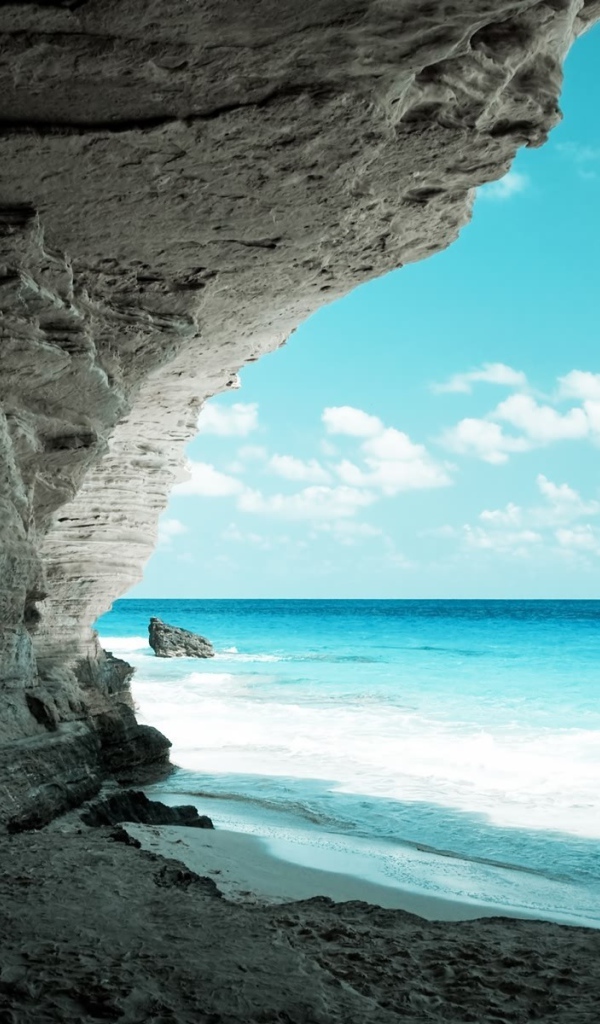 Тень от белой скалы у голубого моря