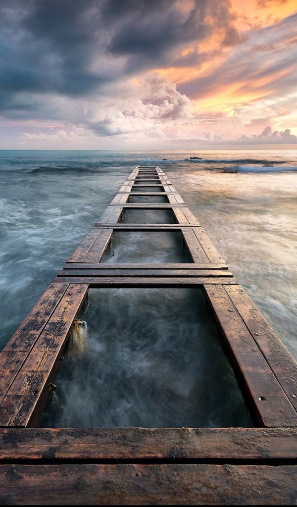 Каркас деревянного причала у моря