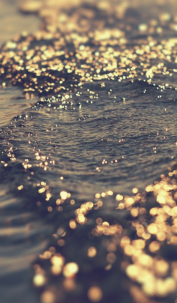Солнце искрится на волнах