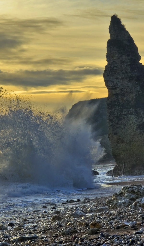 Волна у прибрежной скалы