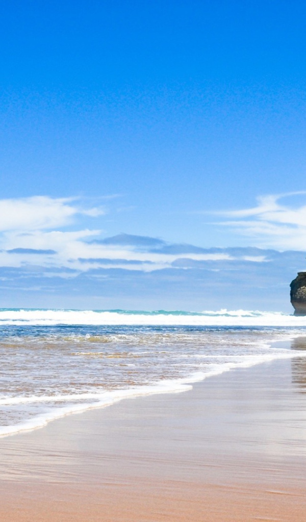 Обточенная ветрами скала на берегу моря