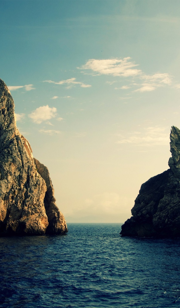 Две скалы у берега