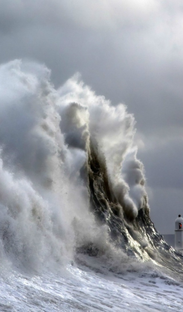 Волна накрывает маяк