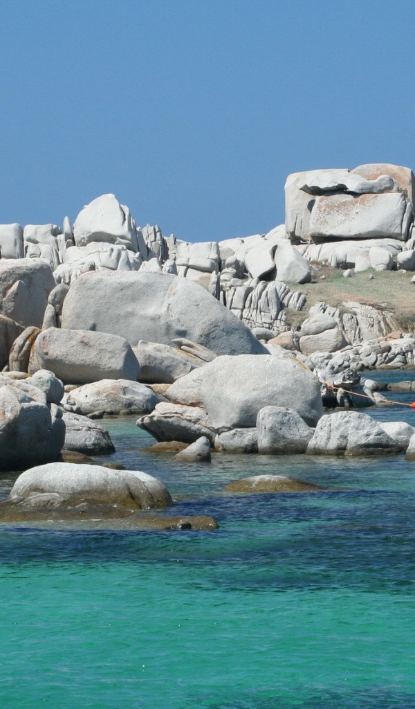 Белые гладкие камни у берега моря