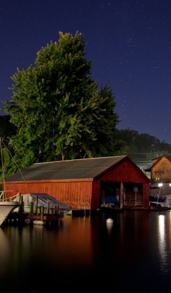 Причал для лодок ночью