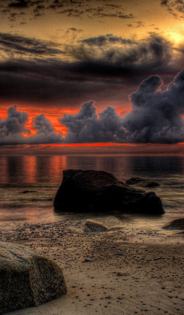 Пепельные облака на фоне огненного заката