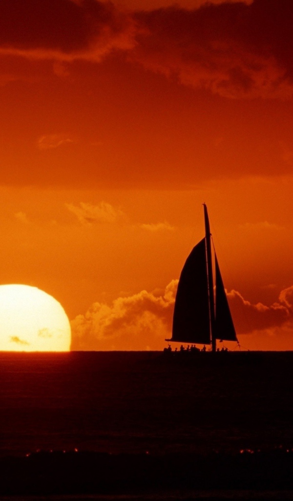 Черный силуэт паруса на закате