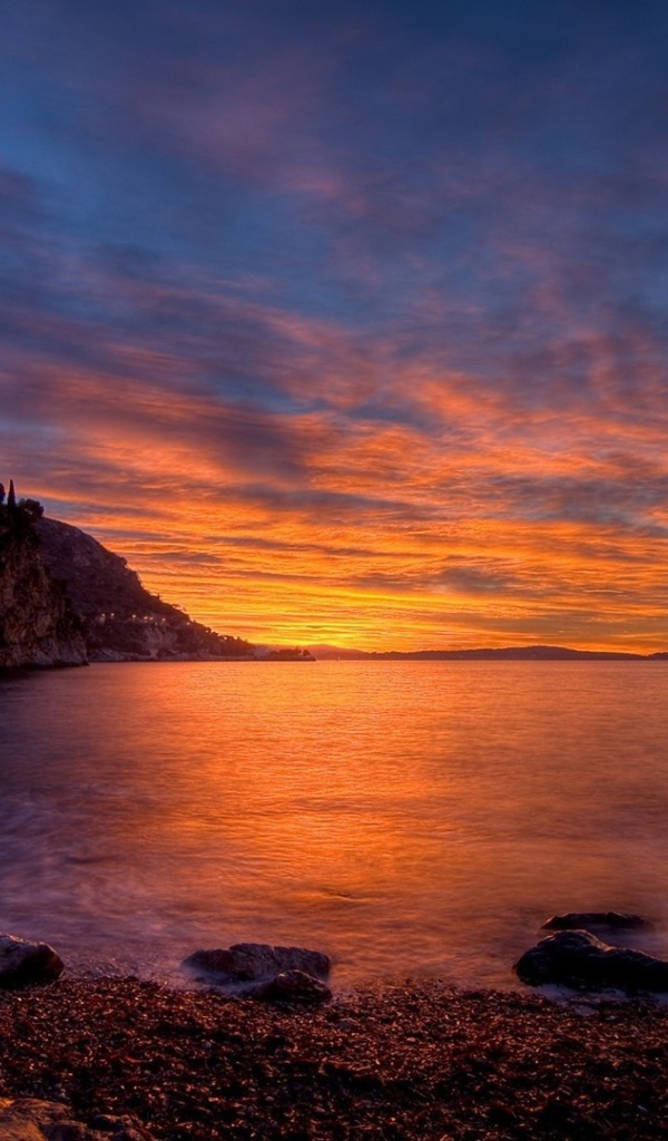 Спокойная вода залива, на фоне заката