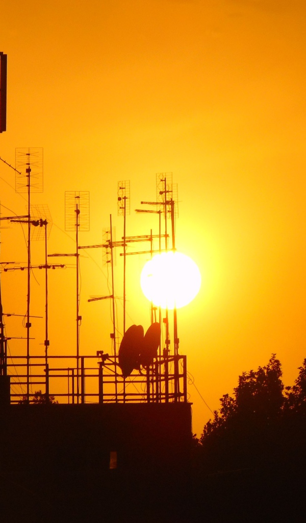 Вышки связи на фоне солнца
