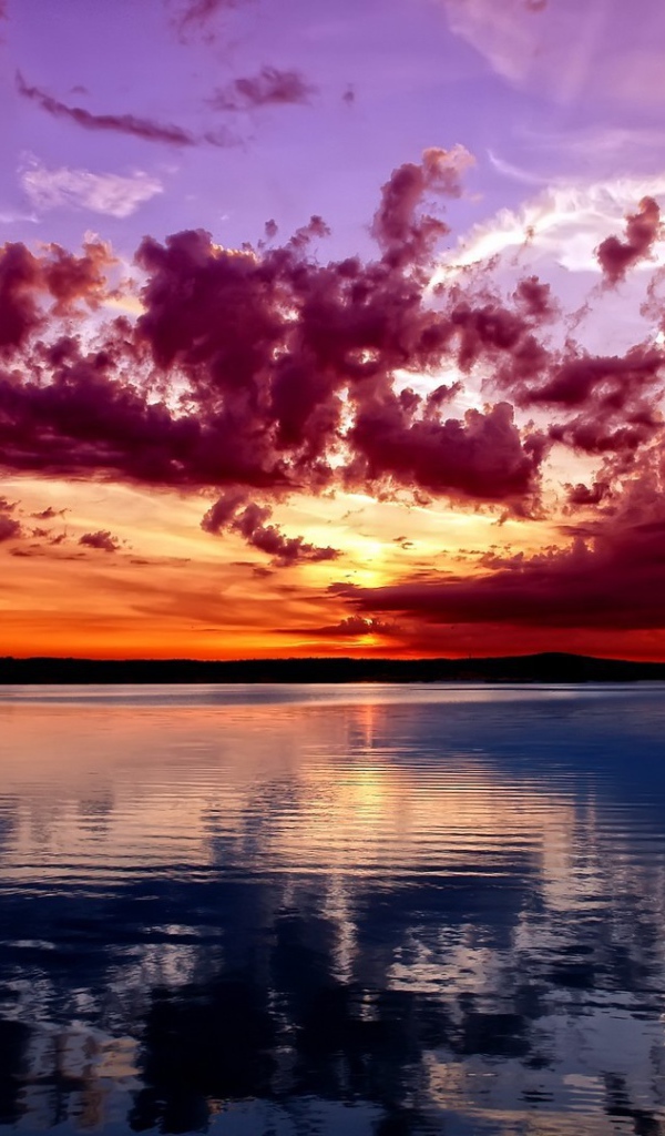 Насыщенные красные облака на закате, фото HDR