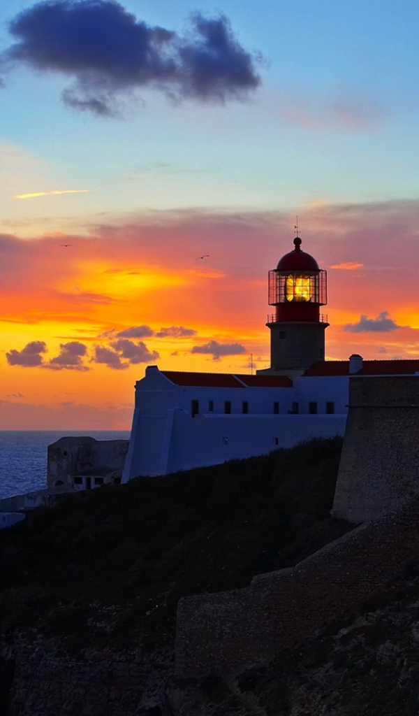 Маяк на оранжевом закате