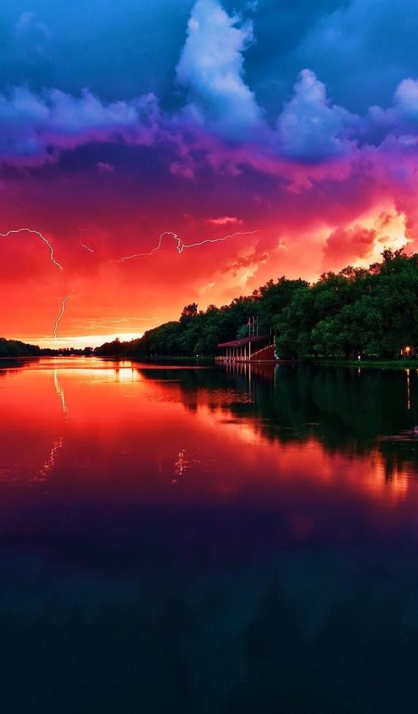 Молнии в грозовом облаке на закате