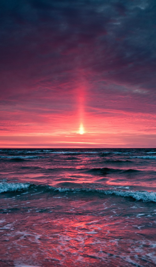 Розовое небо на закате в море