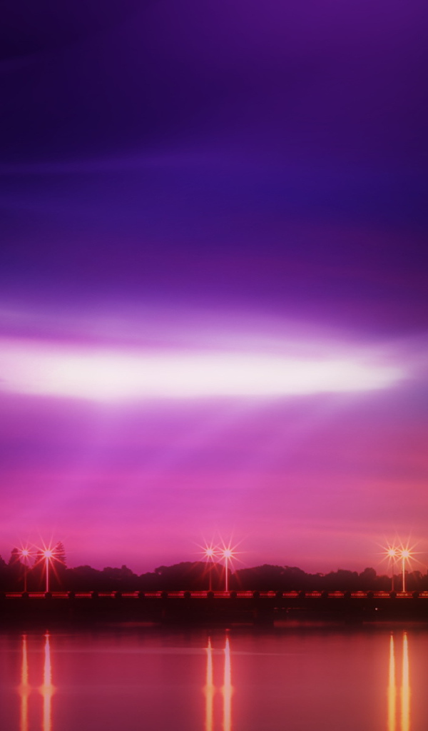 Розовый закат на берегу реки