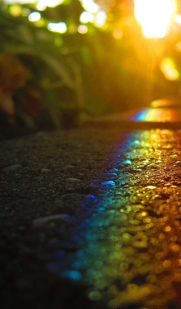 Радужный блик на асфальте