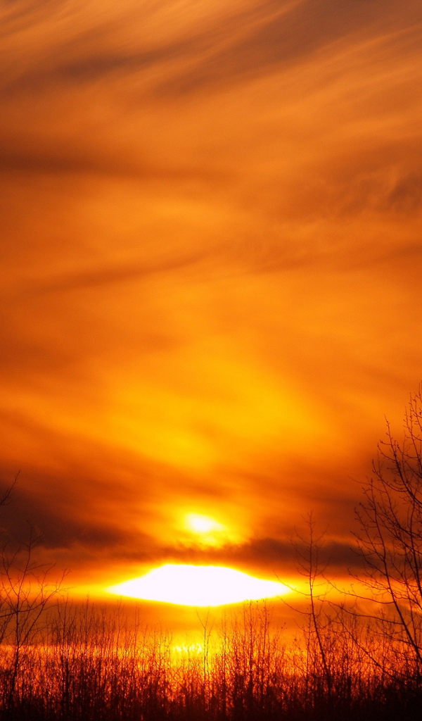 Красный закат на озере