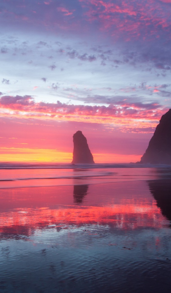 Скалы у берега на фоне заката