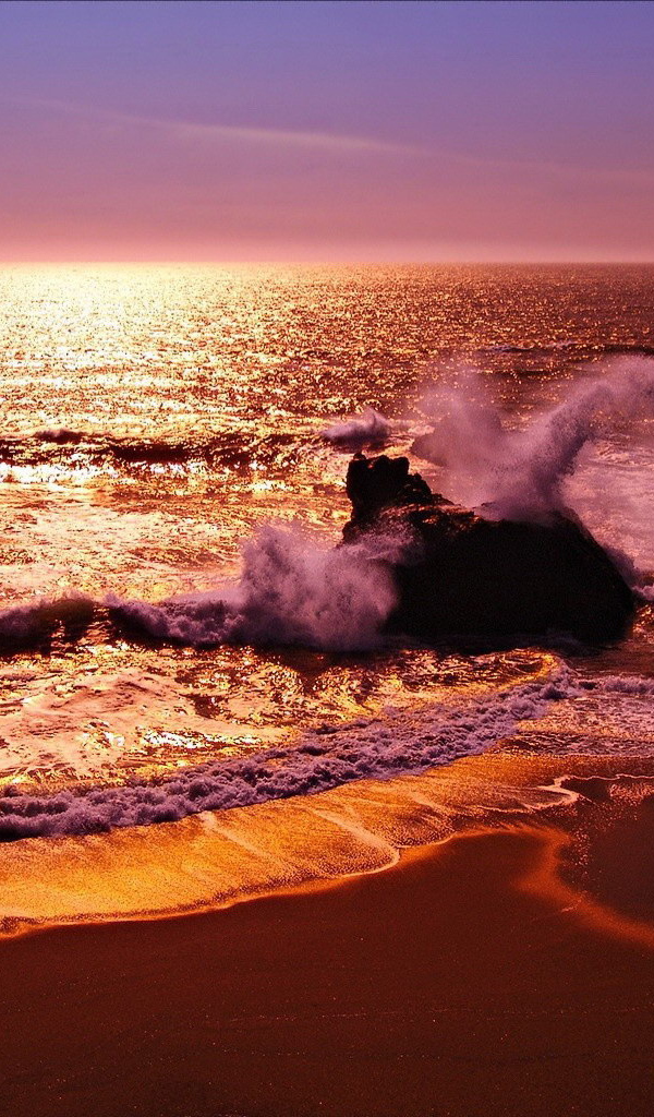 Брызги волн на розовом закате