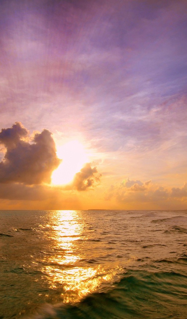 Закат в облаках в открытом море