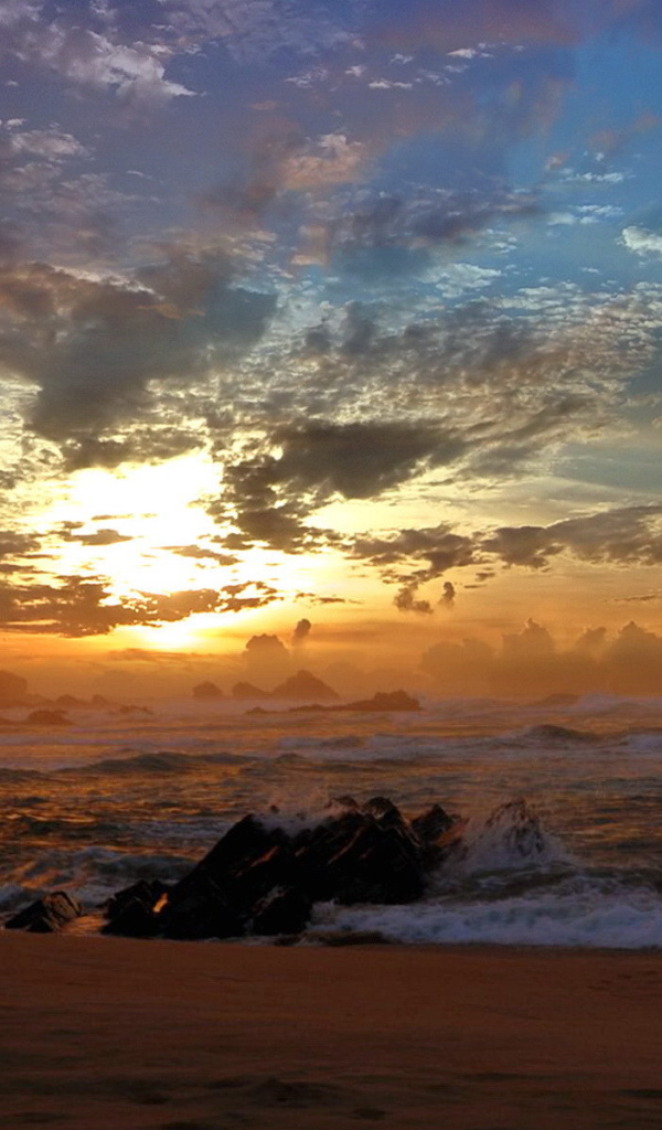 Закат на черных камнях