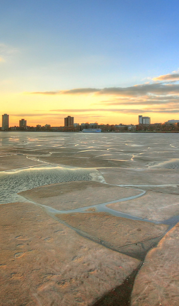 Закат на пирсе около города