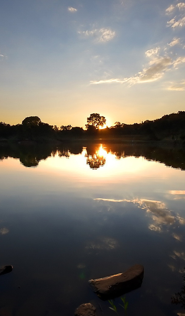Отражение заката в лесном озере