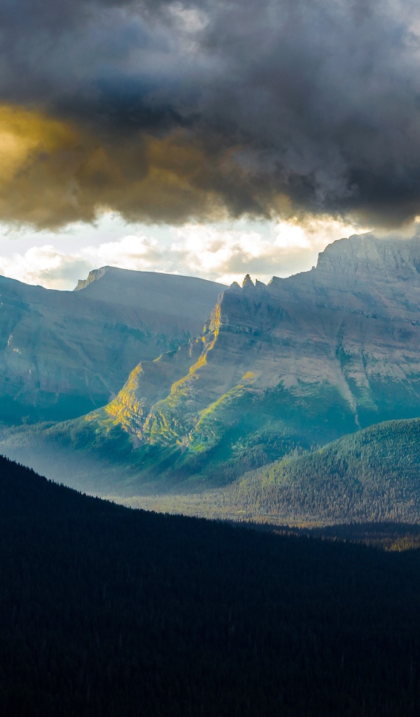 Лучи предзакатного солнца в горах
