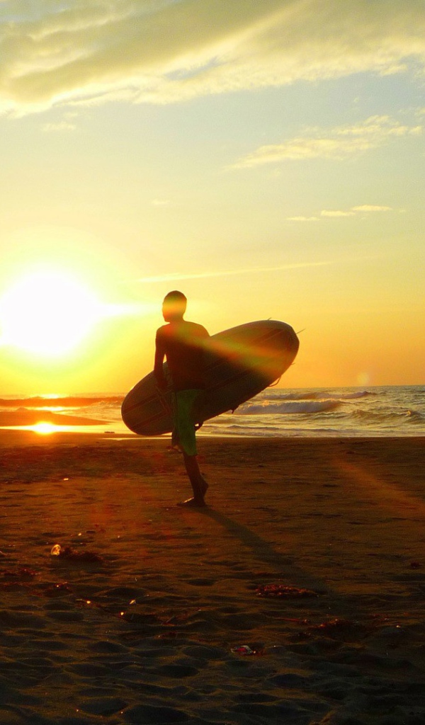 Занятия серфингом на закате