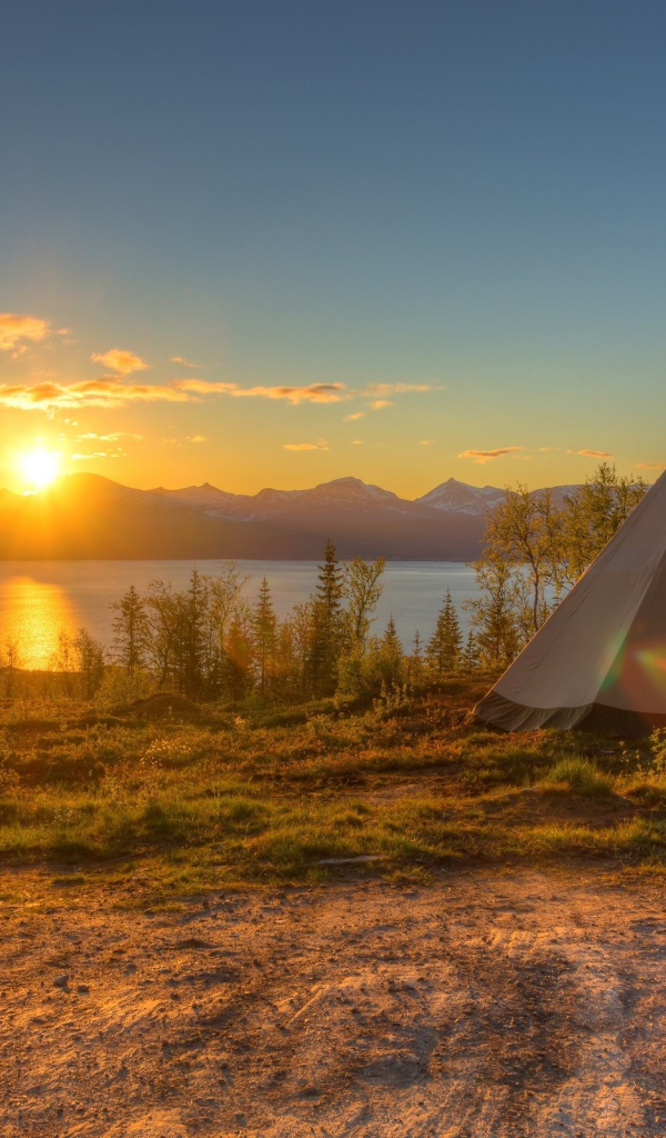 Шатер у озера на закате