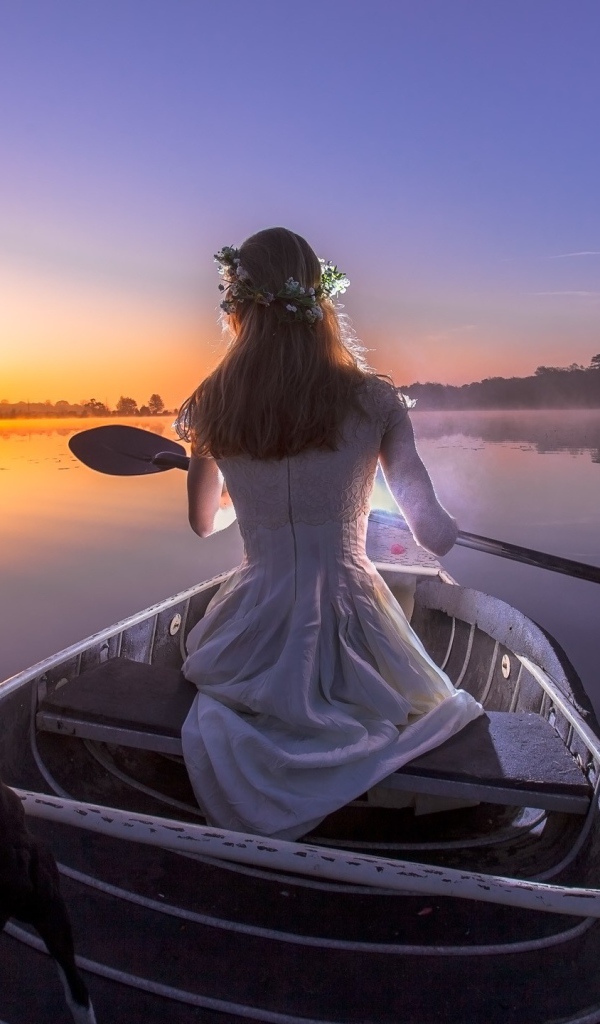 Девушка на лодке