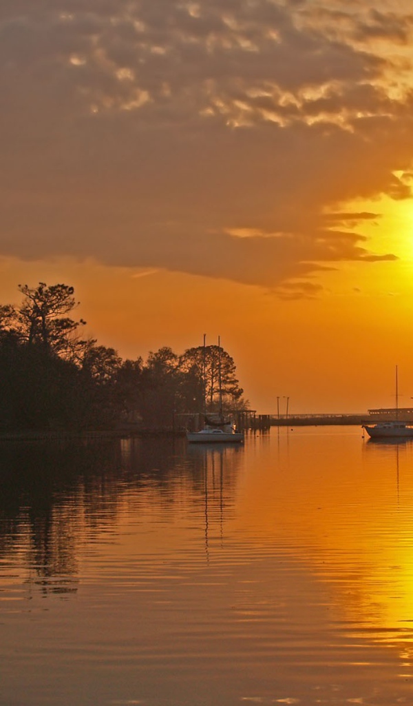 Закатное солнце в облаках над портом