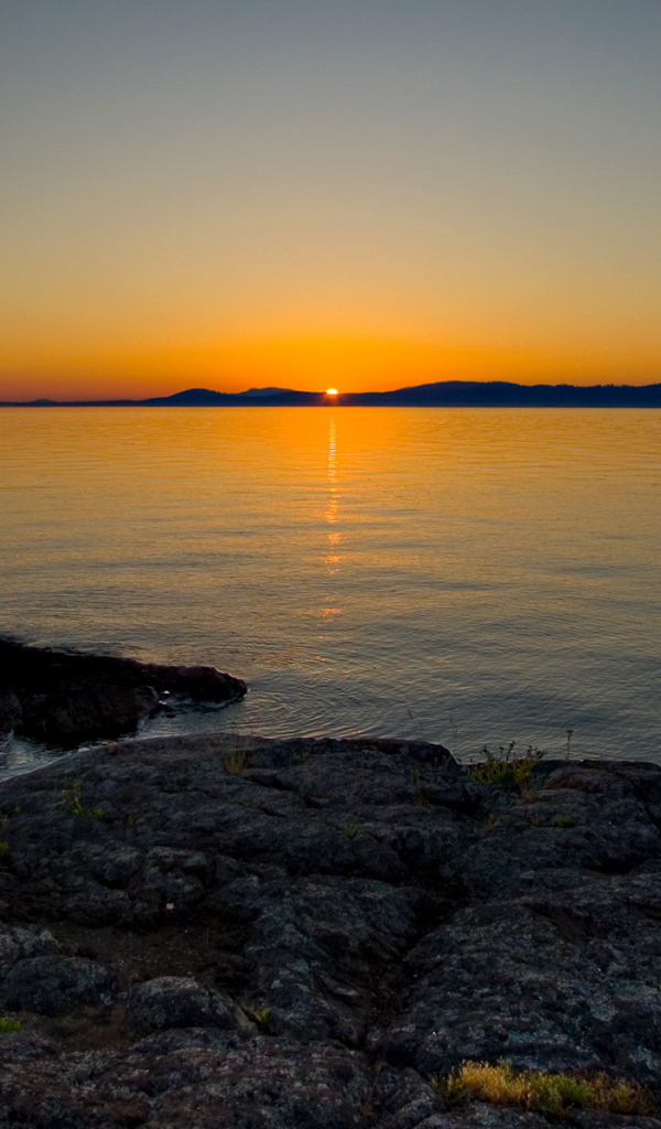 Солнце зашло за берег залива