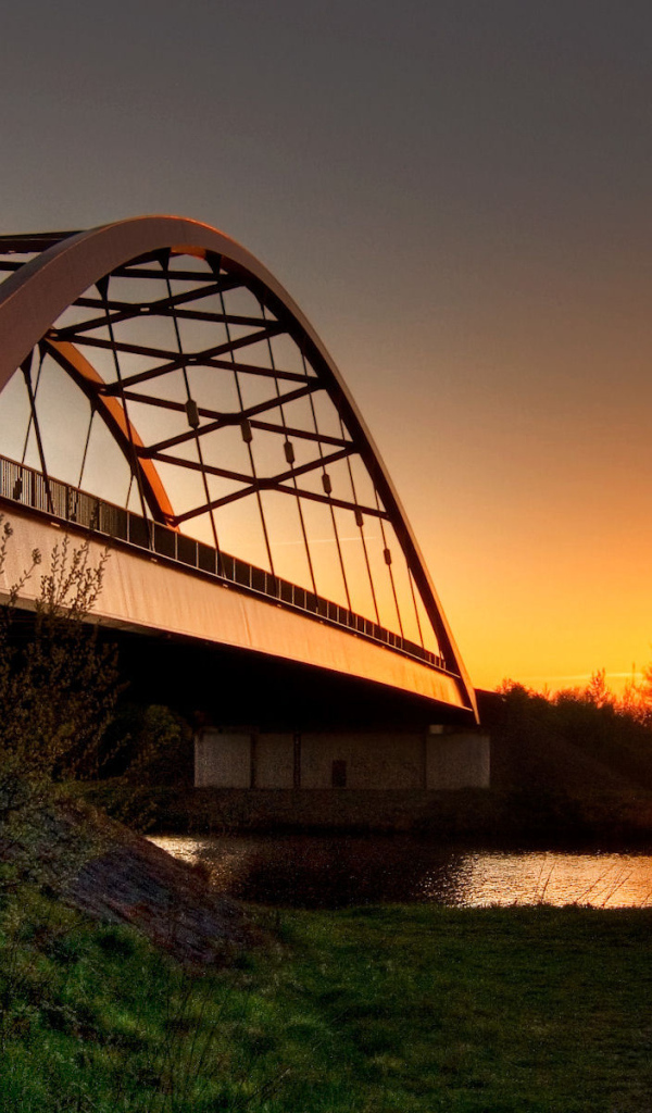 Желтый закат около моста