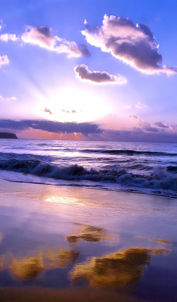 Отражение облаков на пляже