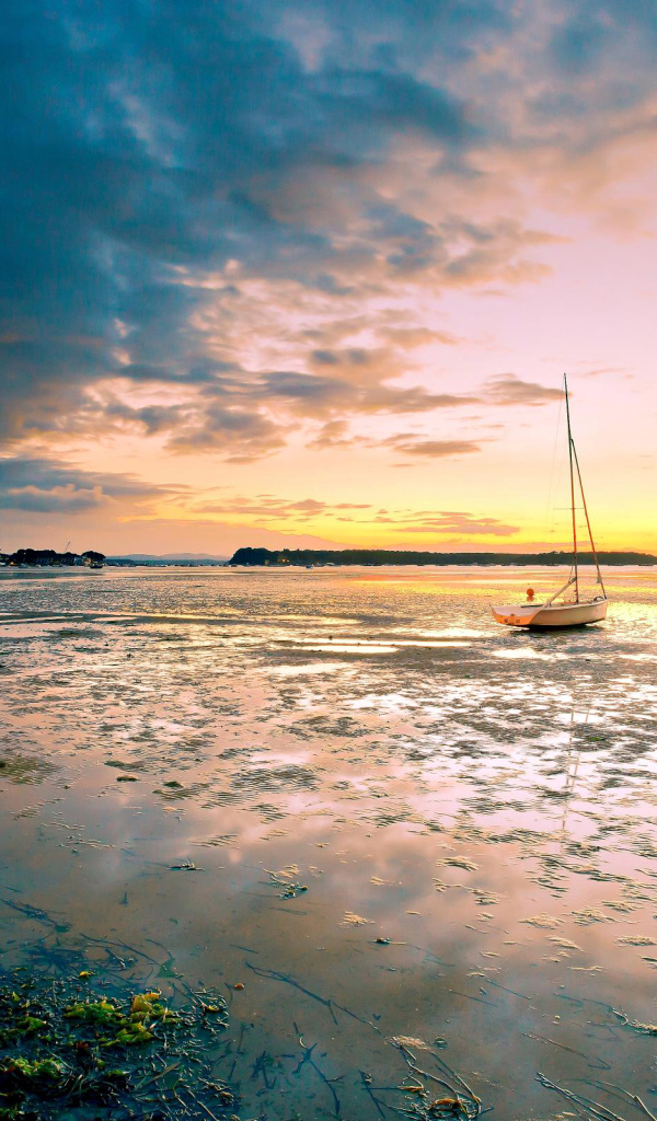 Закат на пляже с лодкой