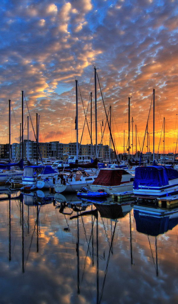 Закат на причале для лодок