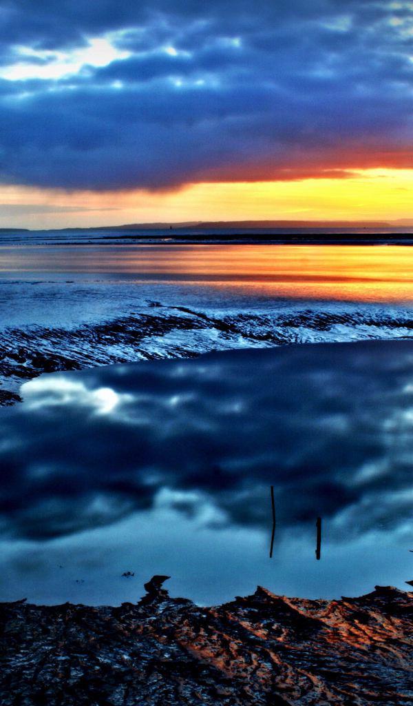 Желтый закат на синих облаках