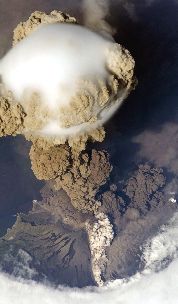 Облако дыма над вулканом, фото из космоса