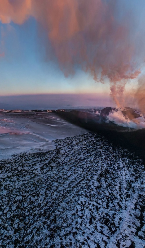 Извержение красной лавы из вулкана