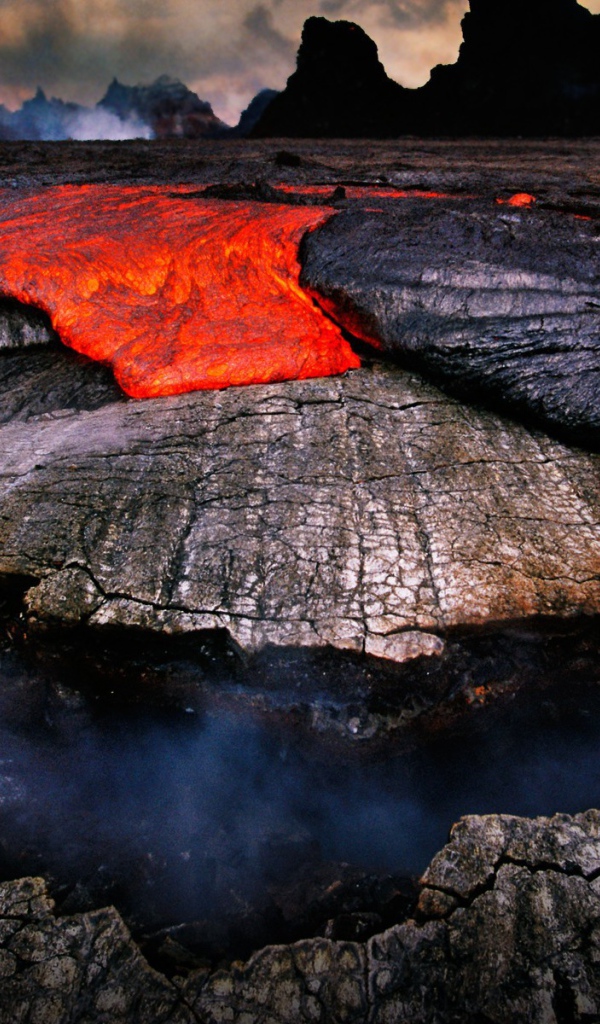 Остывающая лава из вулкана