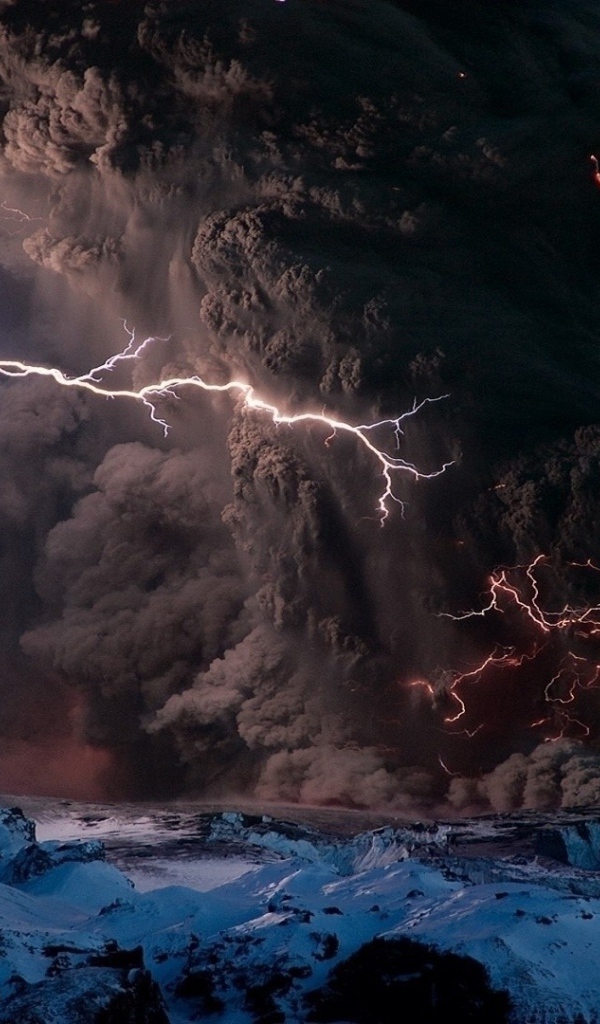 Молнии в столбе вулканического пепла